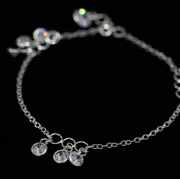 Hanging white stones bracelet - Picture 2 of 3